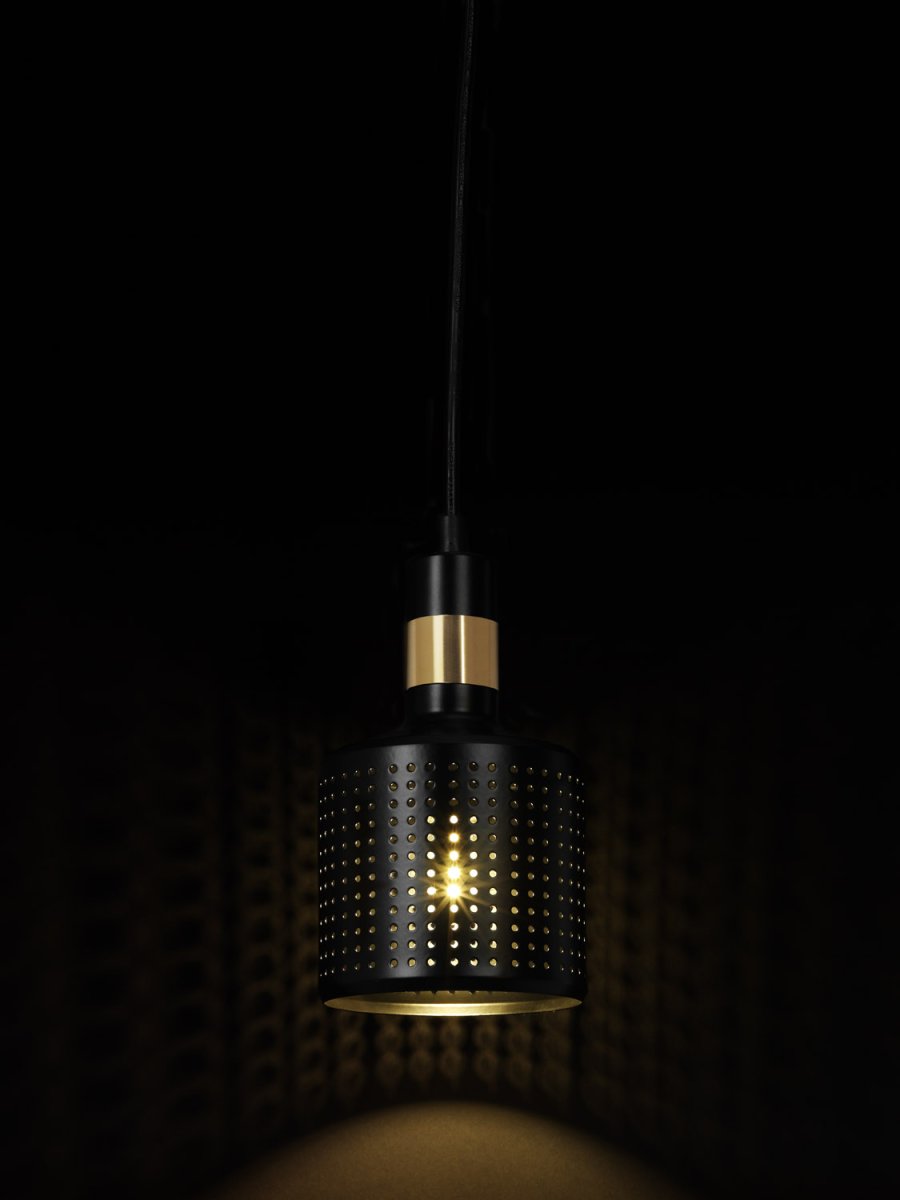 Stanza Ø12 Musta ikkunavalaisin valmistajalta Cottex - Metallinen Stanza-ikkunavalaisin on moderni ja tyylikäs valaistusratkaisu, joka luo kauniin valon leikkiä rei'itetyllä muotoilullaan.