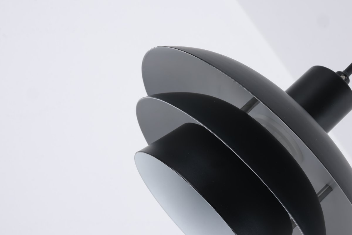 Stealth Ø20 Musta ikkunavalaisin valmistajalta Nordic Lighting - Valaisin on valmistettu mustasta metallista ja siin&auml; on pehme&auml; kerrostettu muotoilu, joka tarjoaa miellytt&auml;v&auml;n ja alasp&auml;in suunnatun valon &ndash; t&auml;ydellinen ikkunoihin tai pienempiin tiloihin.