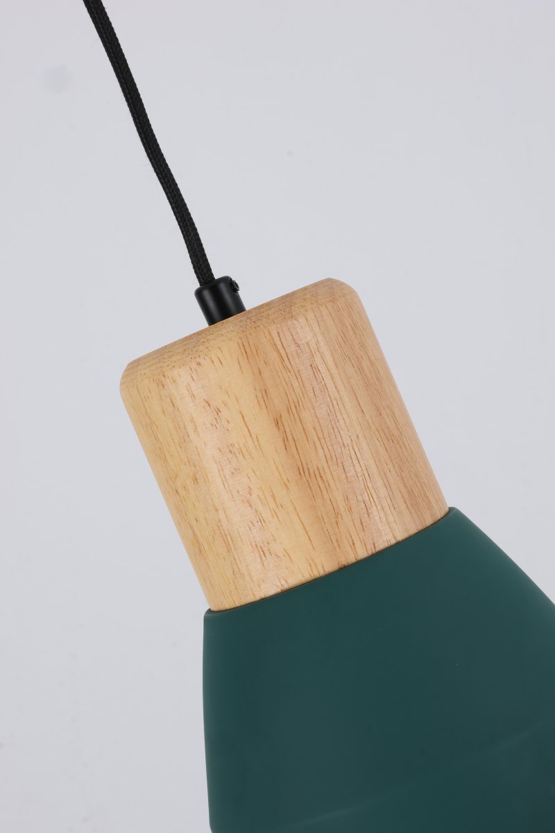 Pepe Ø13 Vihreä ikkunavalaisin valmistajalta Nordic Lighting - Puun ja betonin yhdistelm&auml; antaa vankan ja samalla l&auml;mpim&auml;n ilmeen, kun taas tummanvihre&auml;, mattav&auml;ri lis&auml;&auml; rauhallisen ja trendikk&auml;&auml;n tunnelman.