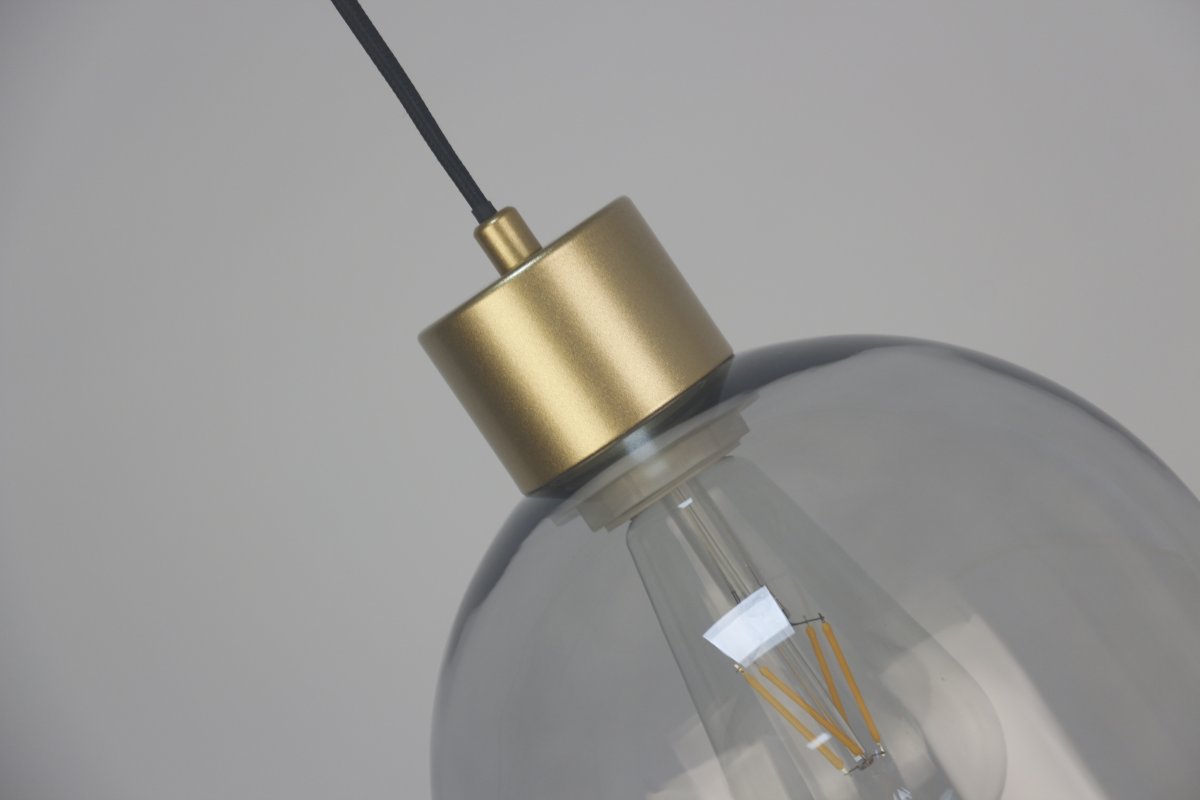 Origo Ø20 Savunvärinen ikkunavalaisin valmistajalta Lampan - Savulasivarjostin antaa pehme&auml;n ja tunnelmallisen valon, kun taas mattakultaiset yksityiskohdat lis&auml;&auml;v&auml;t l&auml;mmint&auml; ja eksklusiivista tunnelmaa.