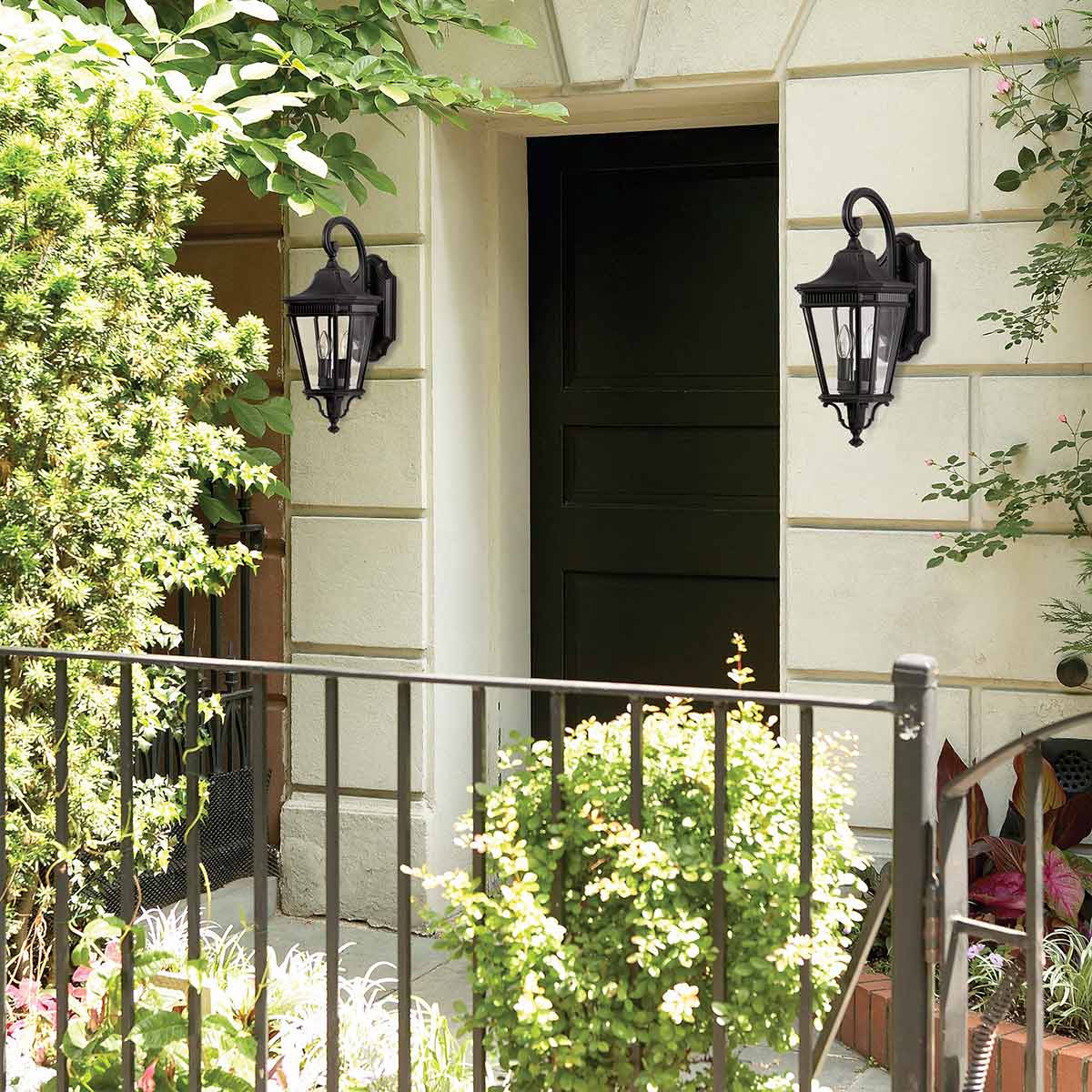 Cotswold Lane Musta ulkovalo valmistajalta Elstead Lighting - Cotswold-seinävalaisimessa on klassinen muotoilu, joka muistuttaa antiikkia kaasulyhtyjä, ja yläosassa on arkkitehtonisia listoja muistuttavia yksityiskohtia.