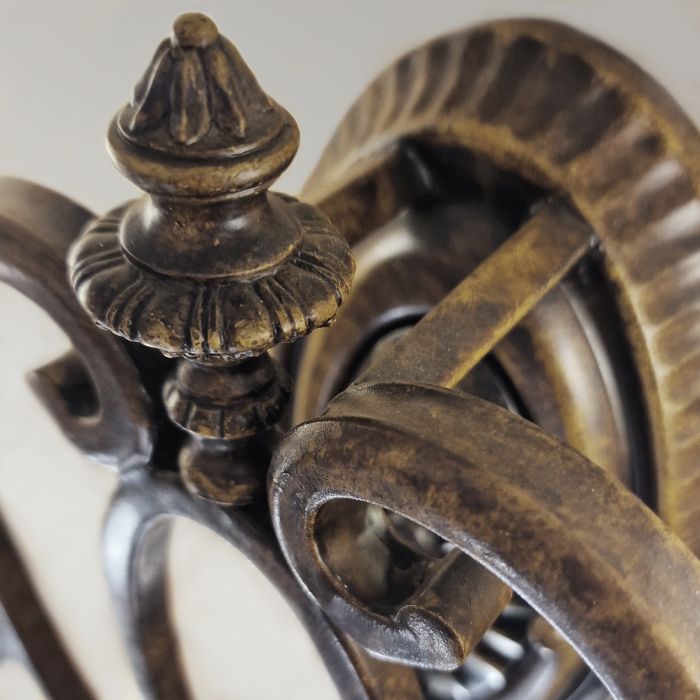 Drawing Room 46cm Pronssi seinävalaisin valmistajalta Elstead Lighting - Ljusk&auml;llorna p&aring; vardera arm omfamnas av varsin dekorativ glassk&auml;rm som bidrar med en fin och harmonisk ljusspridning i rummet.