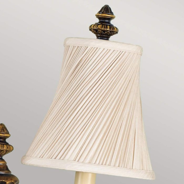 Drawing Room 60cm Pronssi seinävalaisin valmistajalta Elstead Lighting - Ljusk&auml;llorna p&aring; vardera arm omfamnas av varsin dekorativ lampsk&auml;rm som bidrar med en fin och harmonisk ljusspridning i rummet.