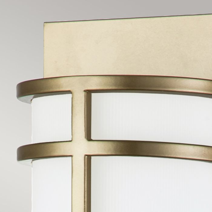 Fusion 43cm Messinki seinävalaisin valmistajalta Elstead Lighting - Valaisimessa on suorakaiteen muotoinen seinälevy ja sarja ulkopuikkoja, jotka pitävät sylinterimäistä kehystä.