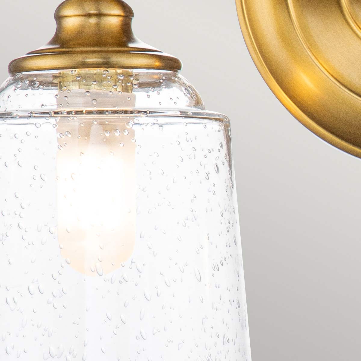 Huguenot Lake 33cm Messinki kylpyhuoneen valaisin valmistajalta Elstead Lighting - Tyylikkäät pyöreät yksityiskohdat ja käsin leikatut kiinnikkeet luovat perinteisen käsityötaidon tunteen, kun taas kirkas, strukturoitu lasi luo pehmeän ja kutsuvan valon.