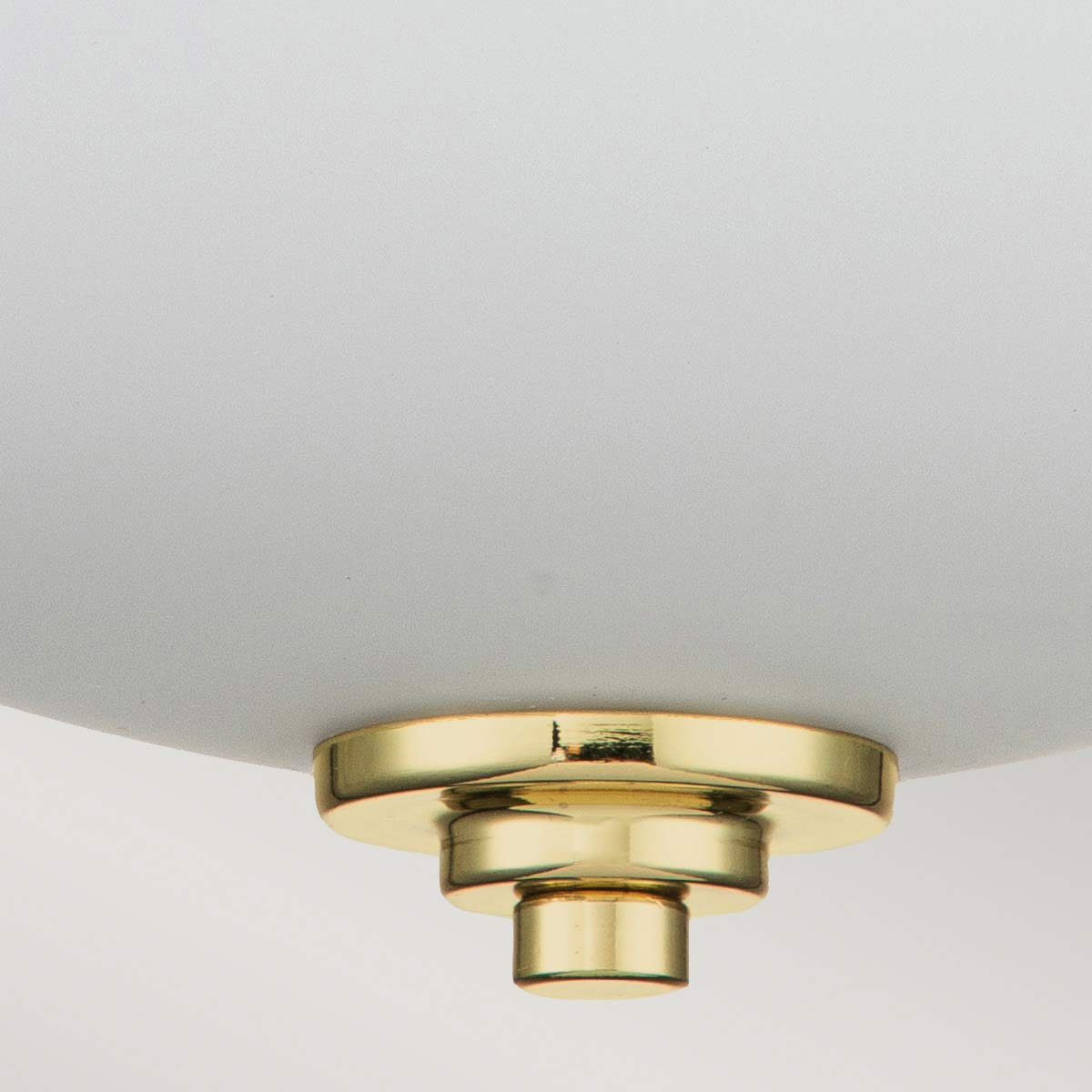 Malibu Ø34 Kiillotettu messinki kylpyhuoneen valaisin valmistajalta Elstead Lighting - Siinä on tyylikäs muotoilu ja opaalikaiverrettu lasikupu, joka levittää pehmeää ja miellyttävää valoa.