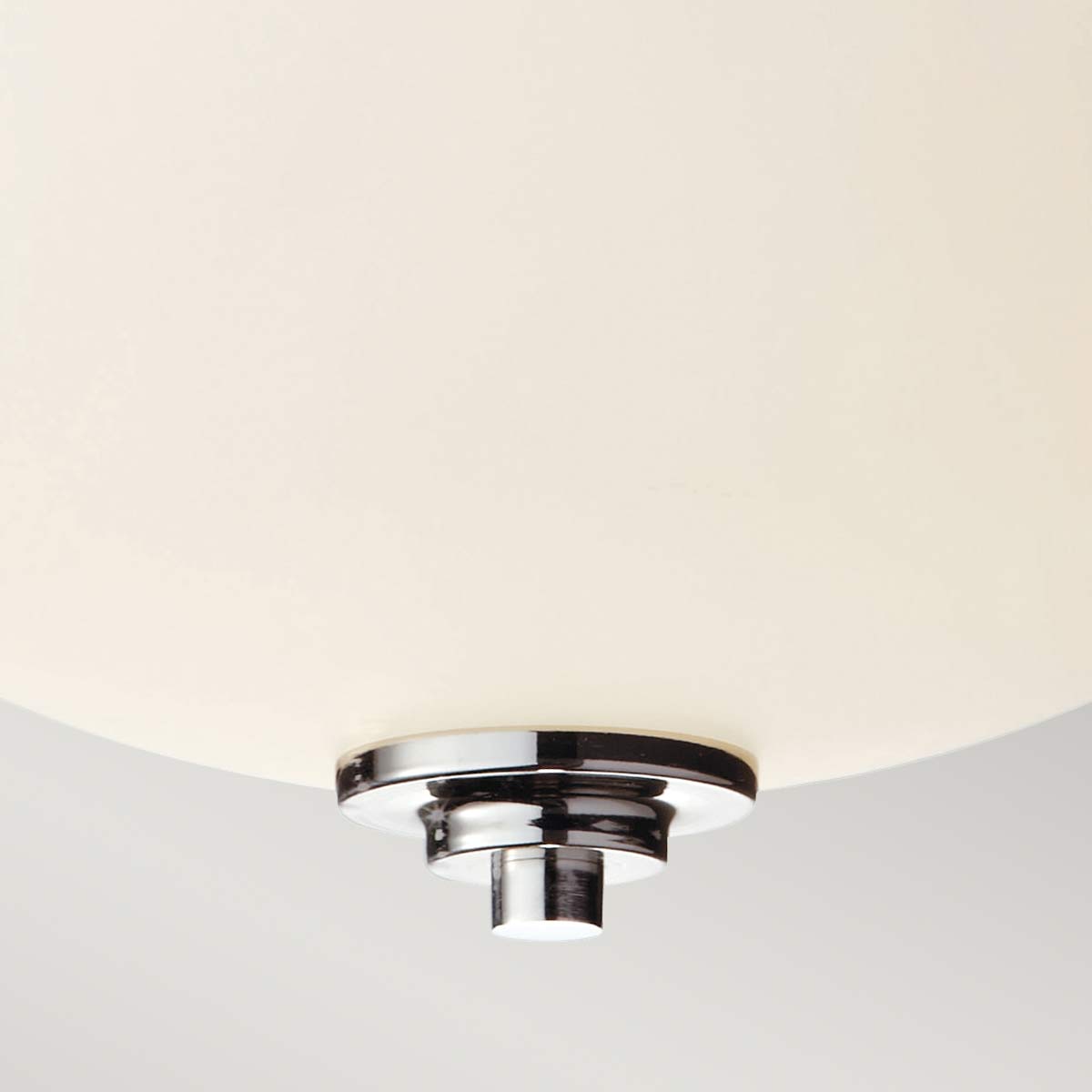 Malibu Ø34 Kiillotettu kromi kylpyhuoneen valaisin valmistajalta Elstead Lighting - Siinä on tyylikäs muotoilu ja opaalikaiverrettu lasikupu, joka levittää pehmeää ja miellyttävää valoa.