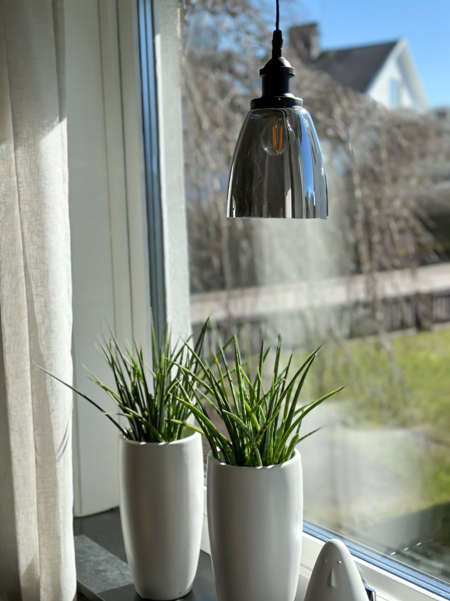 Niki Ø14 Savun värinen ikkunavalaisin valmistajalta Aneta Lighting - Niki on yksinkertainen ja tyylik&auml;s riippuva ikkunavalaisin, joka luo kodikkaan tunnelman mihin tahansa huoneeseen mustilla yksityiskohdilla.