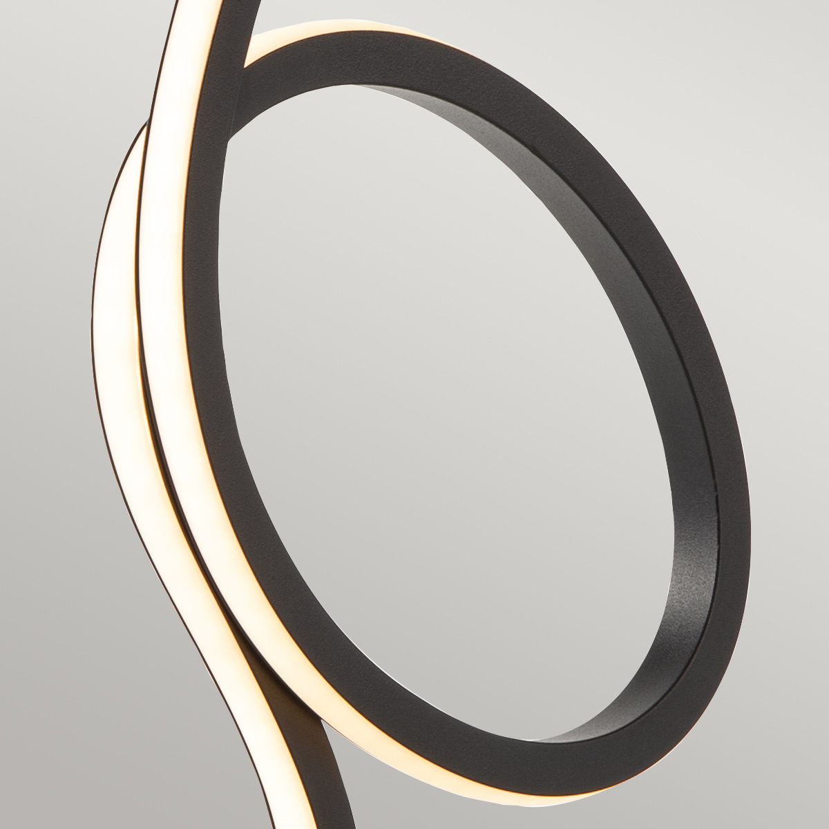 Flamingo 50cm Musta pöytävalaisin valmistajalta Elstead Lighting - Flamingo &auml;r en konstn&auml;rlig och elegant bordslampa som kombinerar modern design med skulptural estetik.