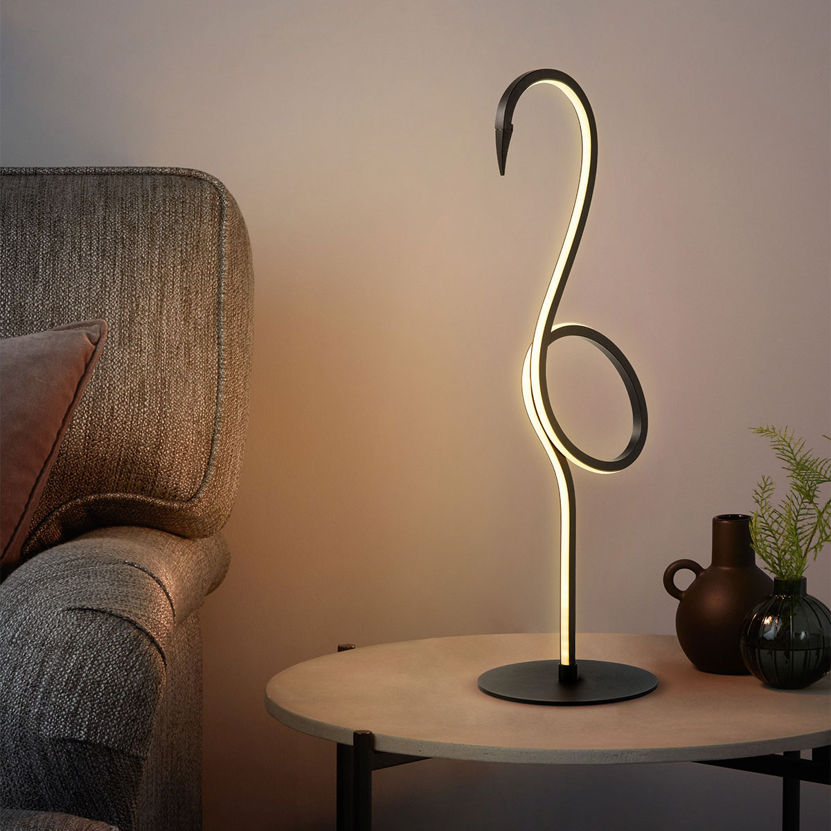 Flamingo 50cm Musta pöytävalaisin valmistajalta Elstead Lighting - Flamingo &auml;r en konstn&auml;rlig och elegant bordslampa som kombinerar modern design med skulptural estetik.