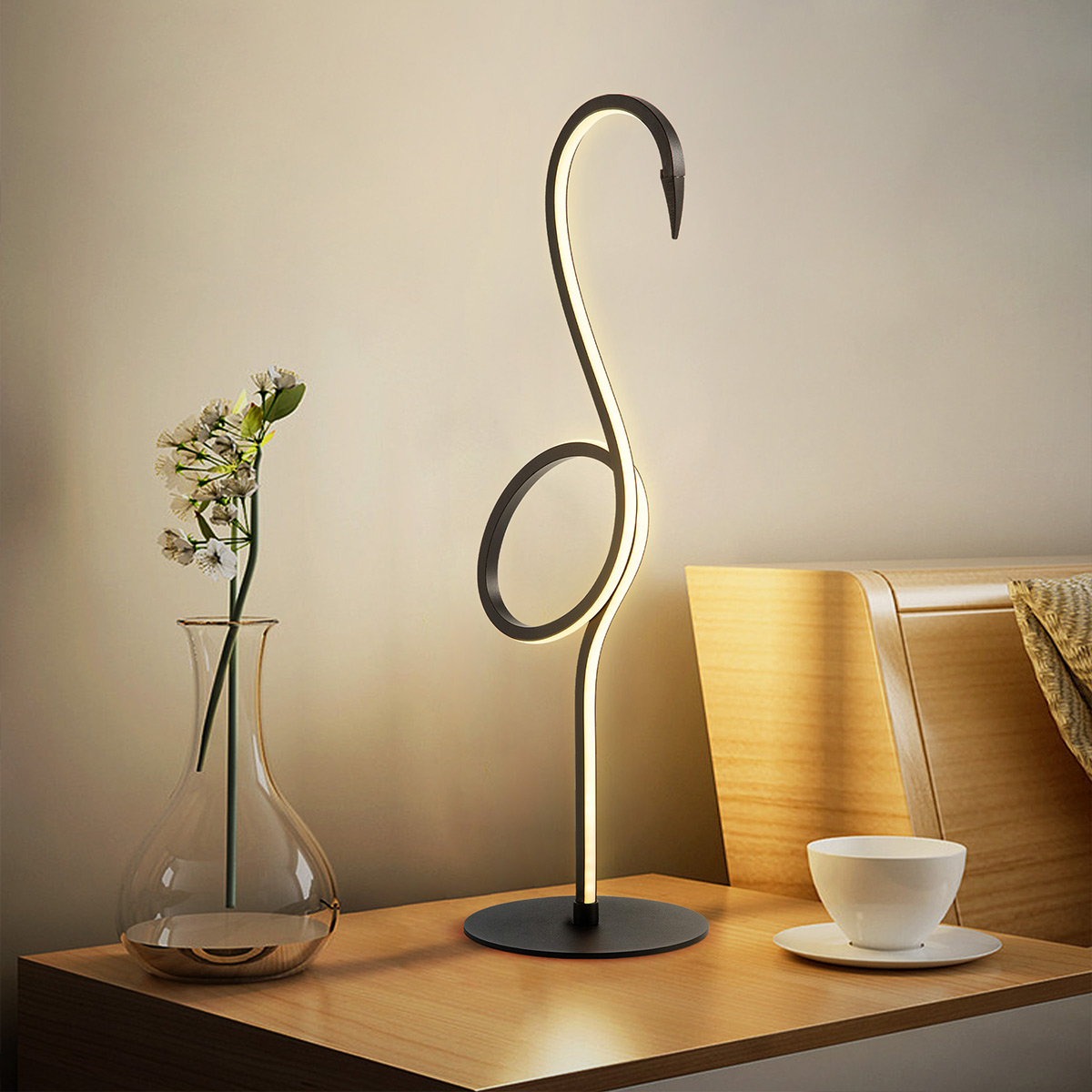 Flamingo 50cm Musta pöytävalaisin valmistajalta Elstead Lighting - Flamingo &auml;r en konstn&auml;rlig och elegant bordslampa som kombinerar modern design med skulptural estetik.