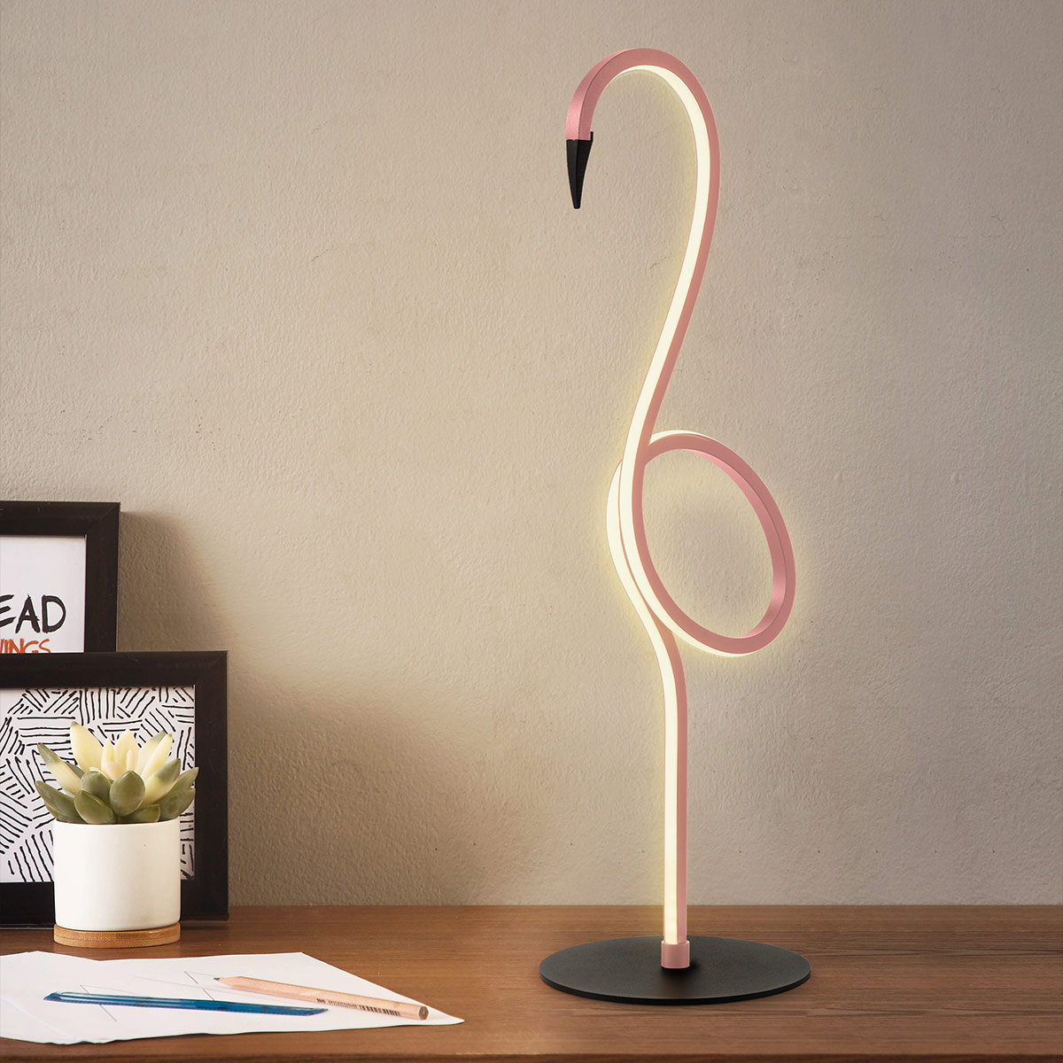 Flamingo 50cm Vaaleanpunainen pöytävalaisin valmistajalta Elstead Lighting - Flamingo &auml;r en konstn&auml;rlig och elegant bordslampa som kombinerar modern design med skulptural estetik.