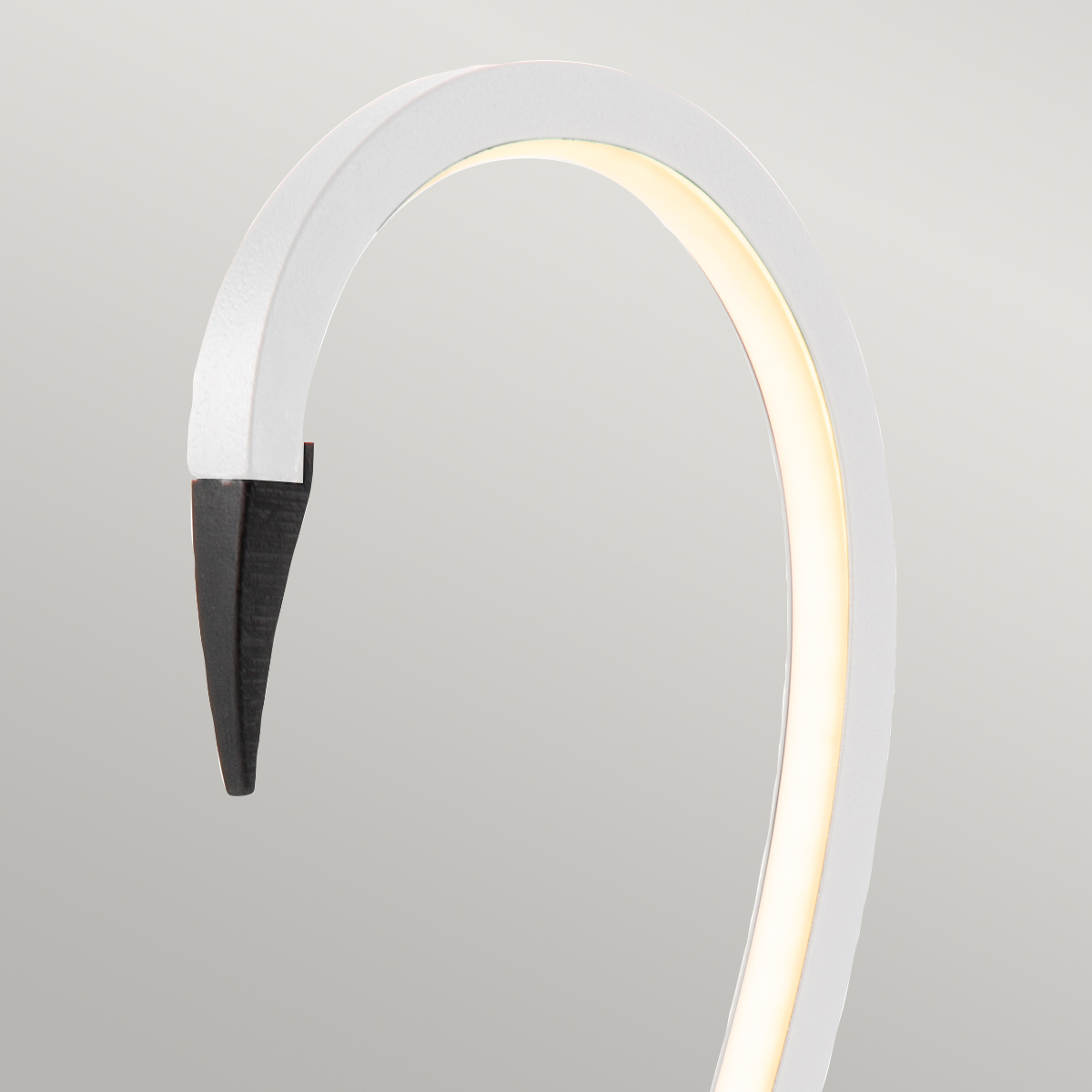 Flamingo 50cm Valkoinen pöytävalaisin valmistajalta Elstead Lighting - Flamingo &auml;r en konstn&auml;rlig och elegant bordslampa som kombinerar modern design med skulptural estetik.