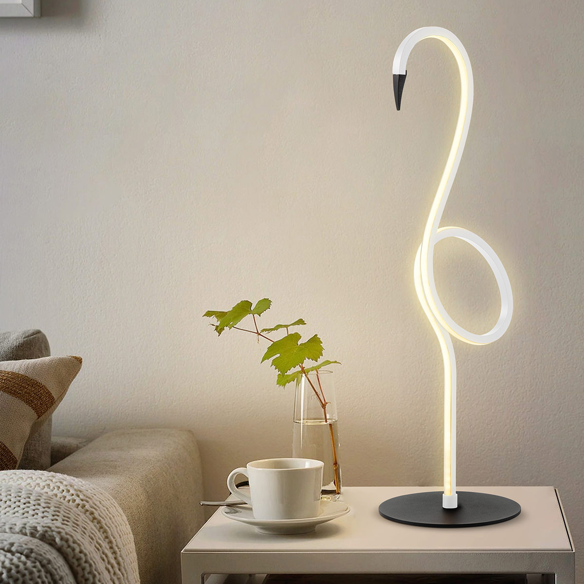 Flamingo 50cm Valkoinen pöytävalaisin valmistajalta Elstead Lighting - Flamingo &auml;r en konstn&auml;rlig och elegant bordslampa som kombinerar modern design med skulptural estetik.