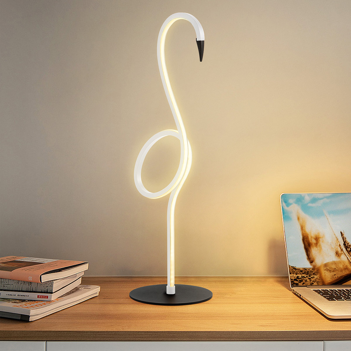 Flamingo 50cm Valkoinen pöytävalaisin valmistajalta Elstead Lighting - Flamingo &auml;r en konstn&auml;rlig och elegant bordslampa som kombinerar modern design med skulptural estetik.