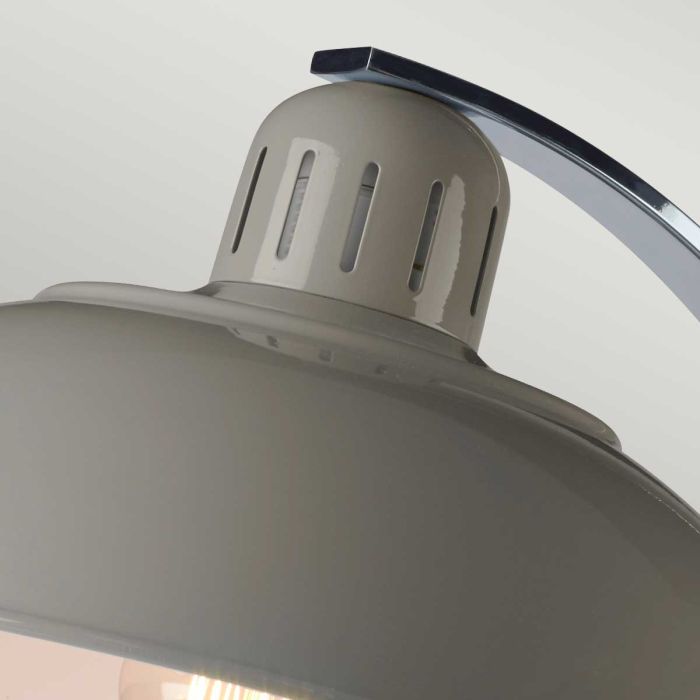 Franklin 46cm Harmaa pöytävalaisin valmistajalta Elstead Lighting - Bordslampan Franklin har en elegant b&ouml;jd arm i polerad krom samt en spunnen metallsk&auml;rm och bas i blank gr&aring; finish.