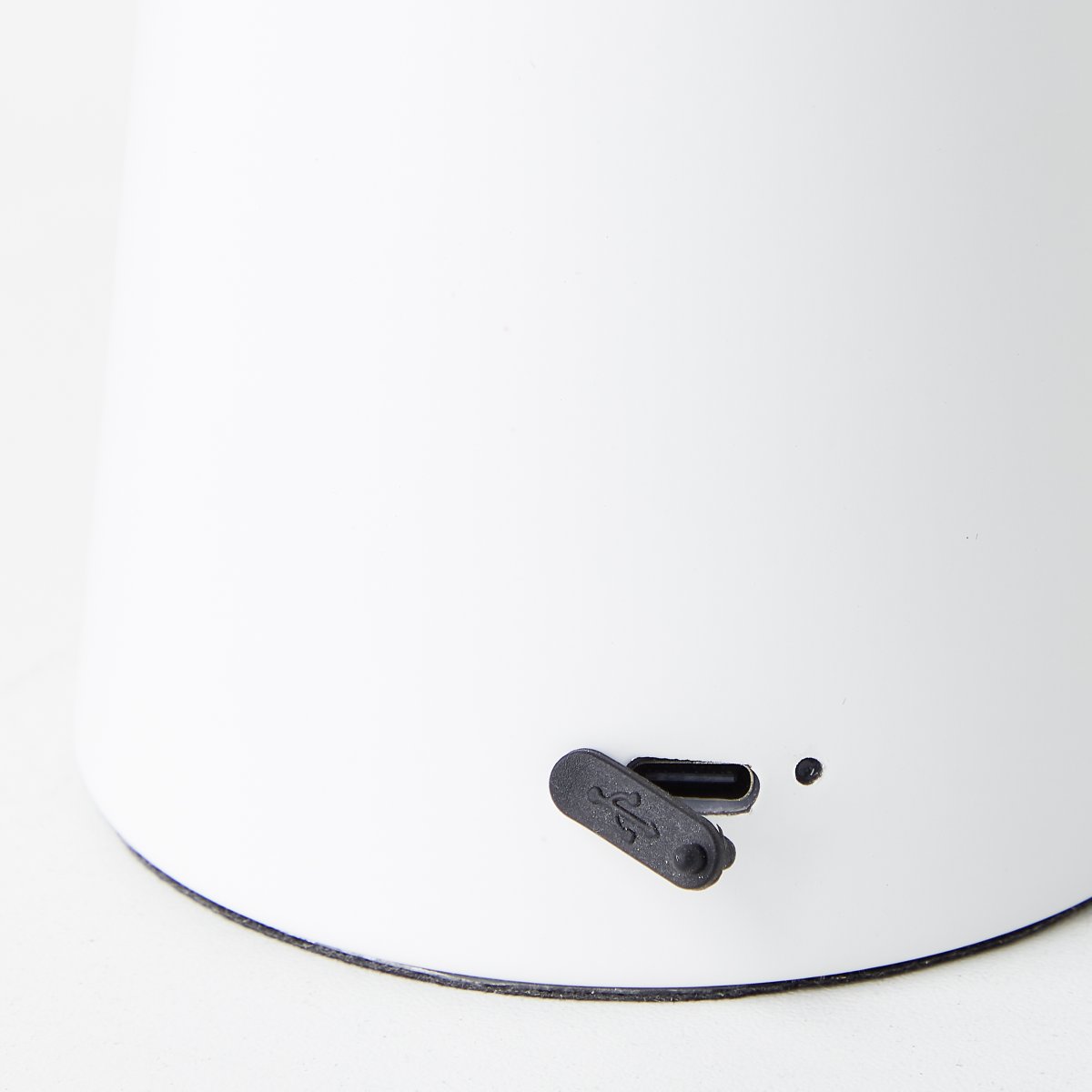 Muffin 18cm Valkoinen Siirrettävä valmistajalta Brilliant - Muffin on koristeellinen kannettava p&ouml;yt&auml;valaisin, joka on valmistettu mattavalkoisesta metallista.