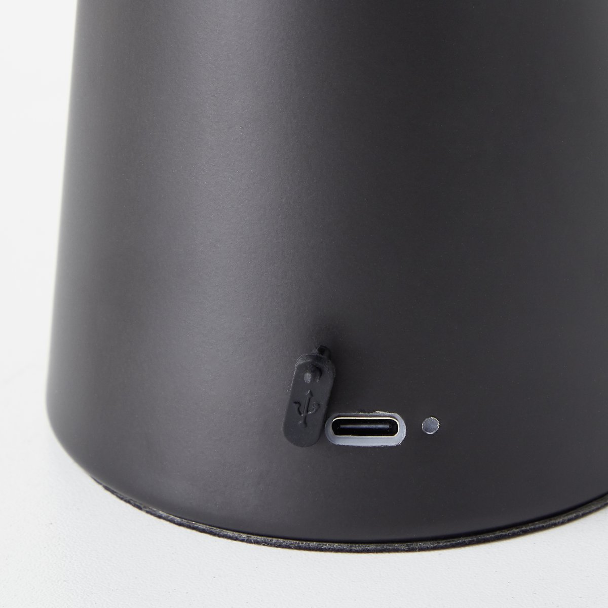 Muffin 18cm Musta Siirrettävä valmistajalta Brilliant - Muffin on koristeellinen kannettava p&ouml;yt&auml;valaisin, joka on valmistettu mattamustasta metallista.