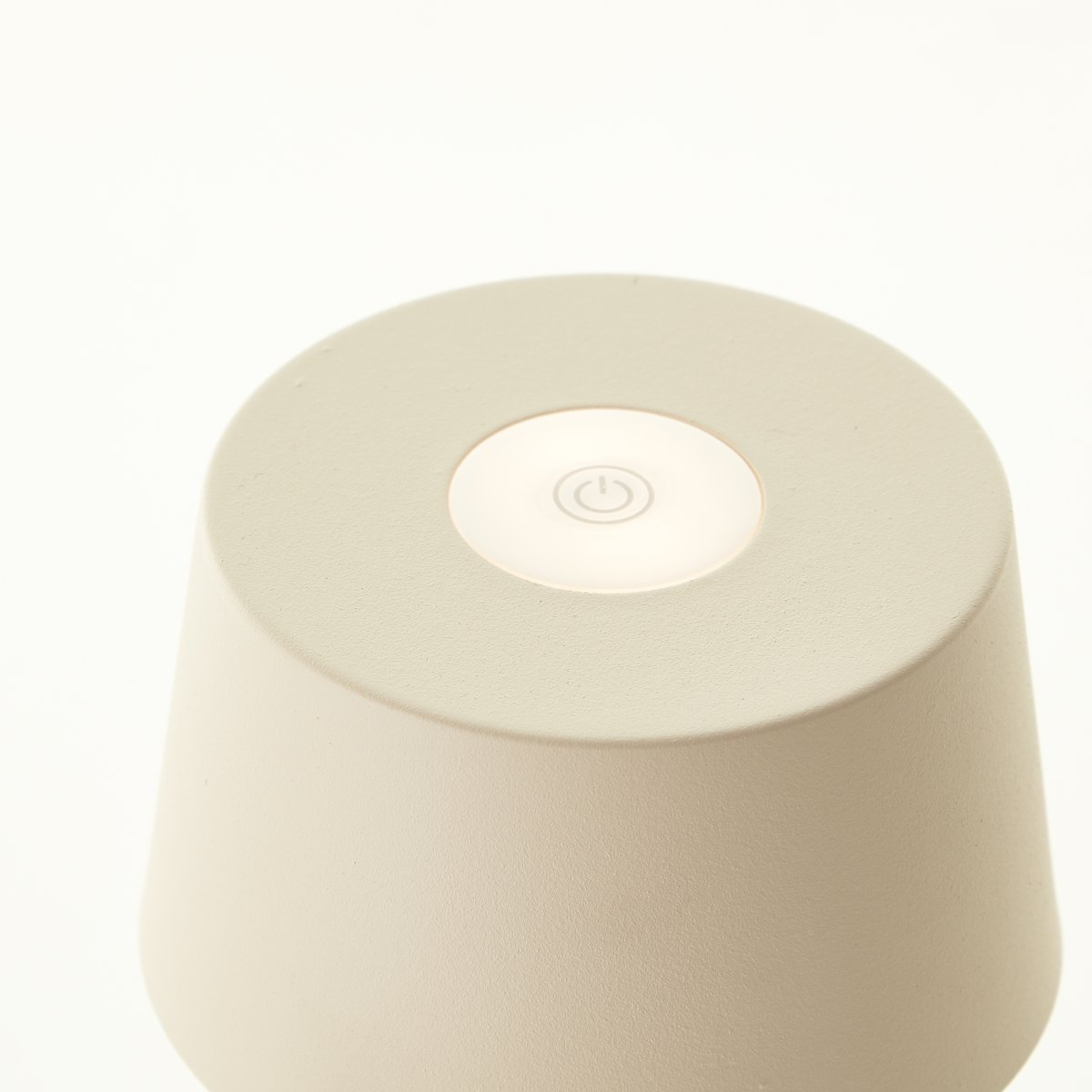 Jona 25cm Beige Siirrettävä valmistajalta Brilliant - Jona on pieni, beigest&auml; metallista valmistettu kannettava p&ouml;yt&auml;valaisin.