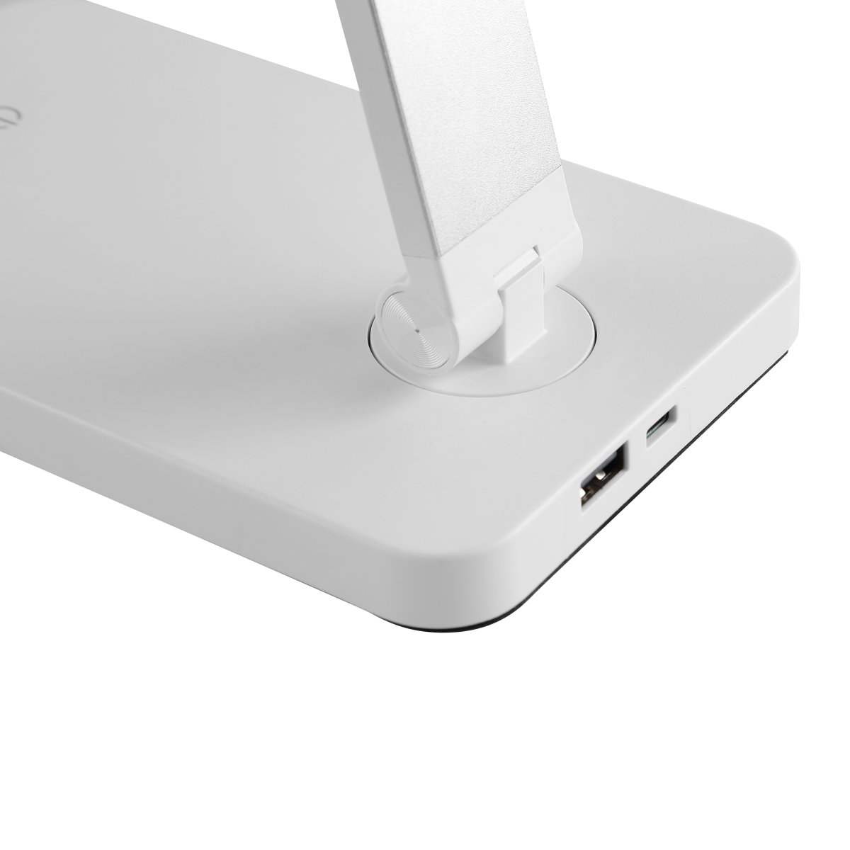 Lomina 38cm Valkoinen työpöytävalaisin valmistajalta Brilliant - Sekä USB-C- että USB-liitäntöjen ansiosta voit helposti ladata ulkoisia laitteita suoraan lampusta, mikä tekee Lominasta käytännöllisen ja tyylikkään ratkaisun moderneille työpöydille.