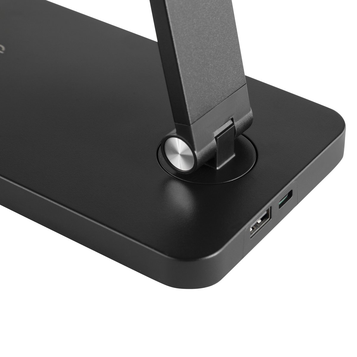 Lomina 38cm Musta työpöytävalaisin valmistajalta Brilliant - Sekä USB-C- että USB-liitäntöjen ansiosta voit helposti ladata ulkoisia laitteita suoraan lampusta, mikä tekee Lominasta käytännöllisen ja tyylikkään ratkaisun moderneille työpöydille.