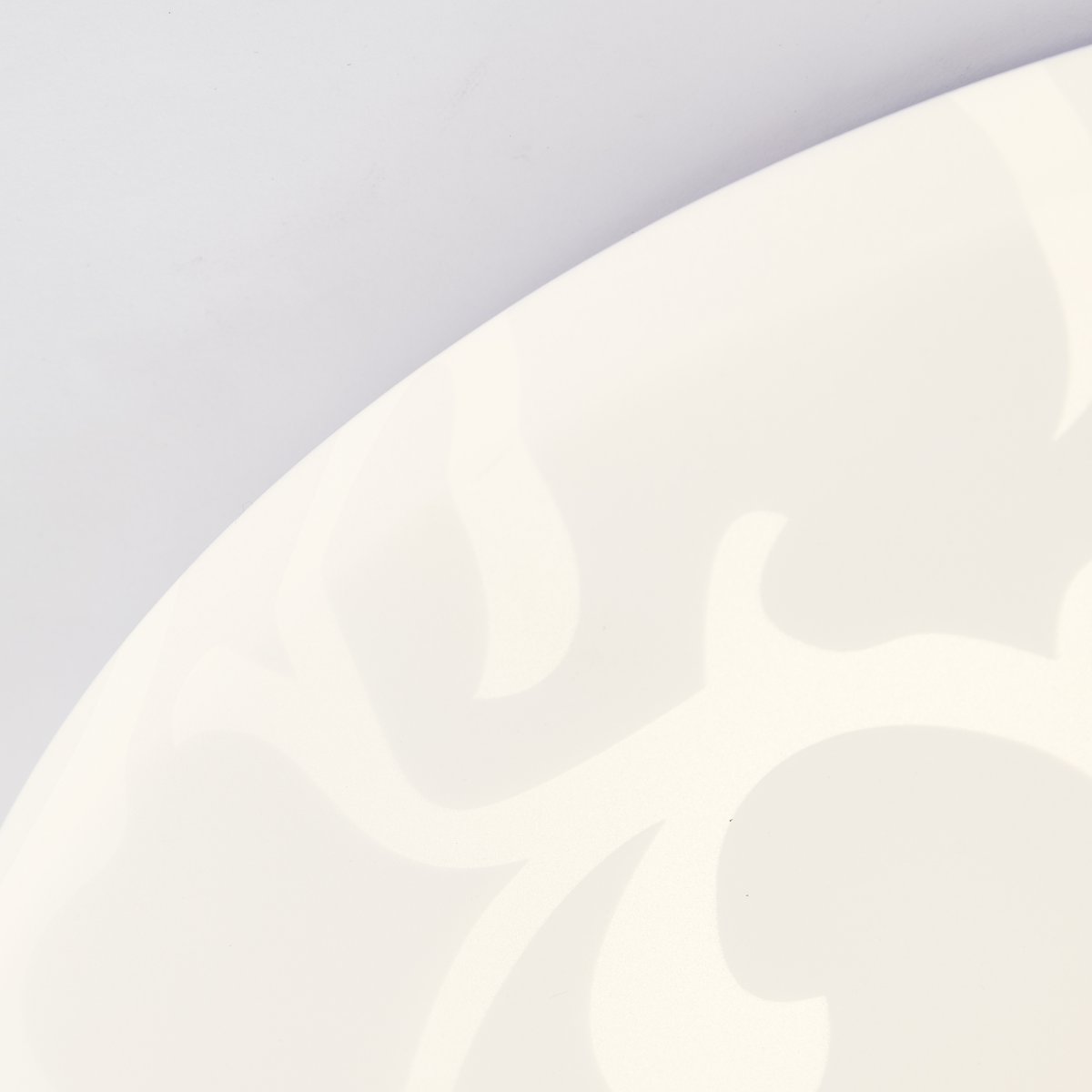 Clarica Ø34 Valkoinen plafondi valmistajalta Brilliant - Clarica on elegantti ja huomaamaton metalli- ja muovikattovalaisin, jonka mattavalkoinen viimeistely sopii kaikenlaisiin sisustuksiin.