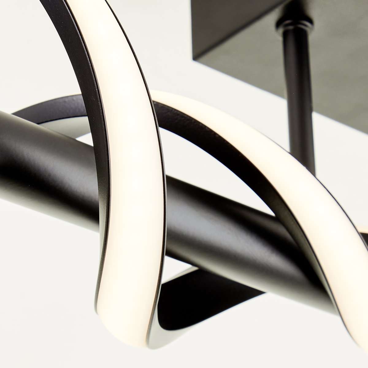 Amalie 95cm Musta plafondi valmistajalta Brilliant - Valaisin on kolmiportainen himmennys tavallisella sein&auml;kytkimell&auml;, joten se sopii kaikkiin tarpeisiin ja tilaisuuksiin.