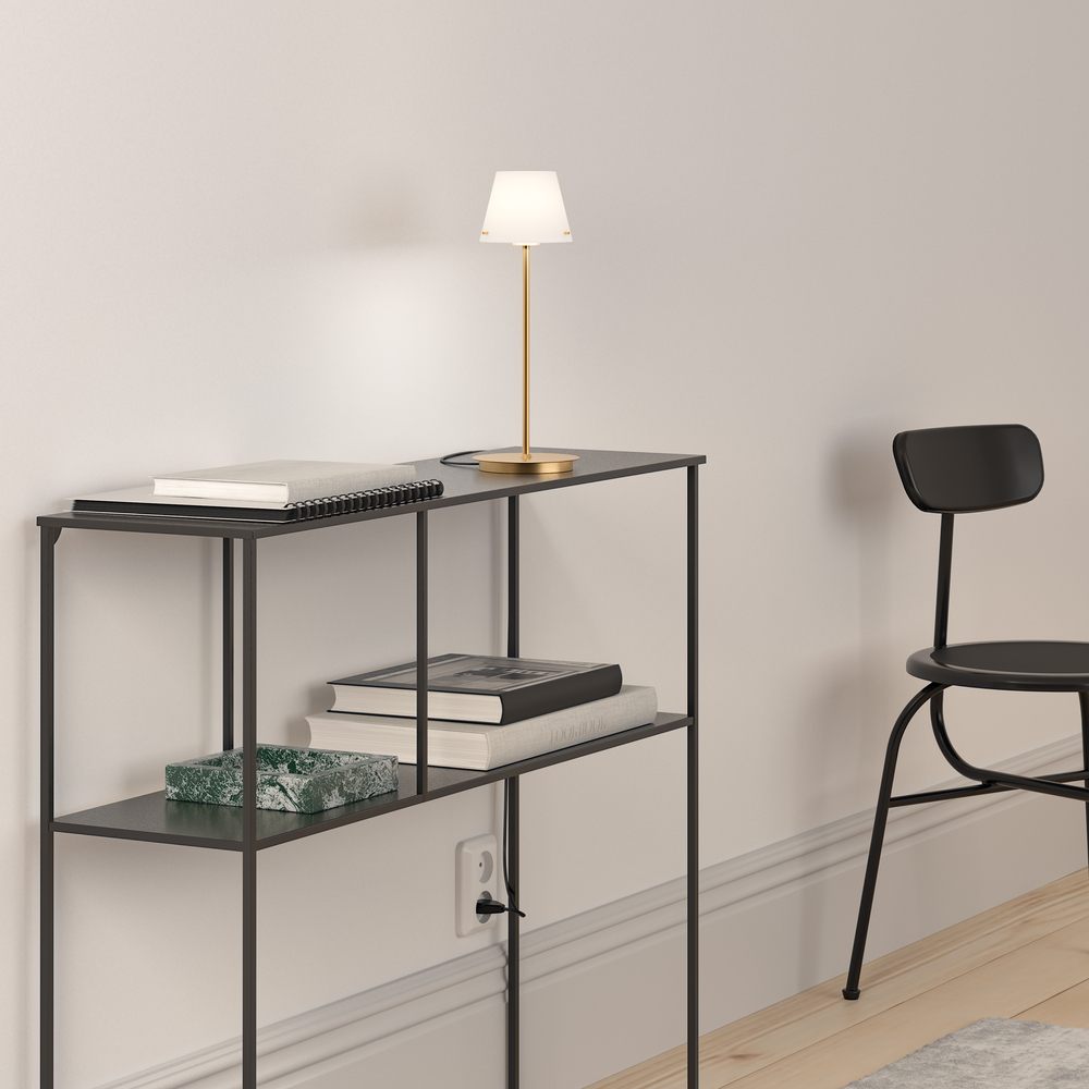 Gil 34cm Satiini messinki pöytävalaisin valmistajalta Herstal - Se on valmistettu metallista, jossa on satiinimessinkipinta, ja siinä on valkoinen lasivarjostin, joka levittää pehmeää ja miellyttävää valoa.