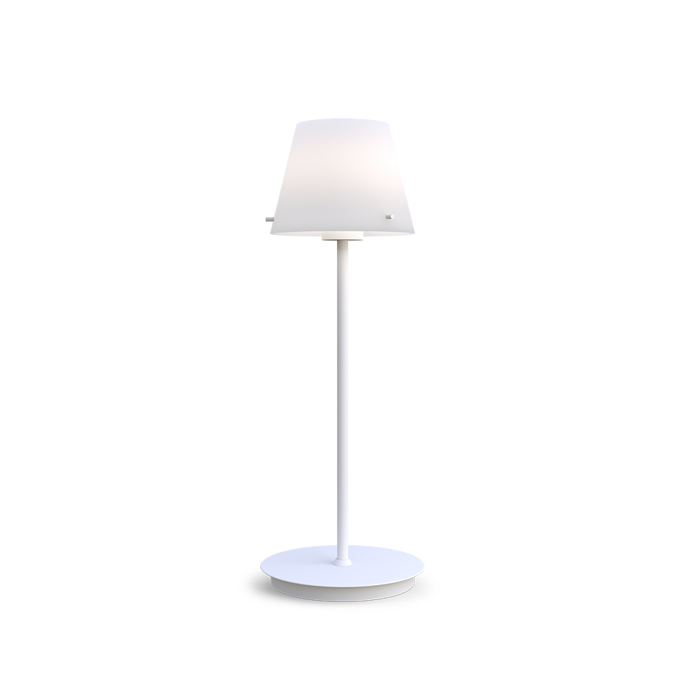 Gil 34cm Valkoinen pöytävalaisin valmistajalta Herstal - Med sin klassiska design och mjuka belysning l&auml;gger denna lampa till tidl&ouml;s sk&ouml;nhet och en touch av stil till ditt hem.