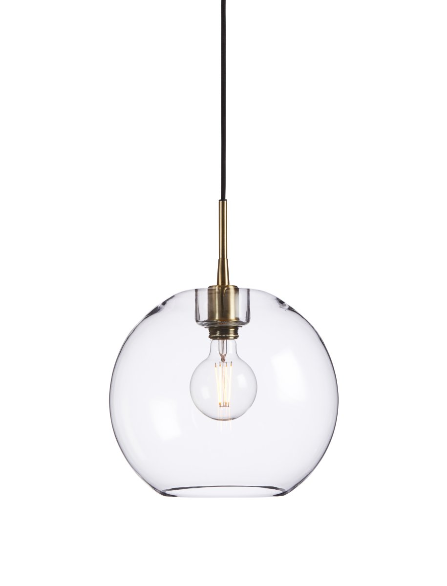 Gloria Ø32 Läpinäkyvä/messinki kattovalaisin valmistajalta Belid - Lasikuppi on valmistettu suupuhalletusta lasista, mik&auml; tarkoittaa, ett&auml; jokaisella lampulla on oma ainutlaatuinen viimeistelyns&auml; ja ilmakuplia saattaa esiinty&auml; osana lampun luonnetta.