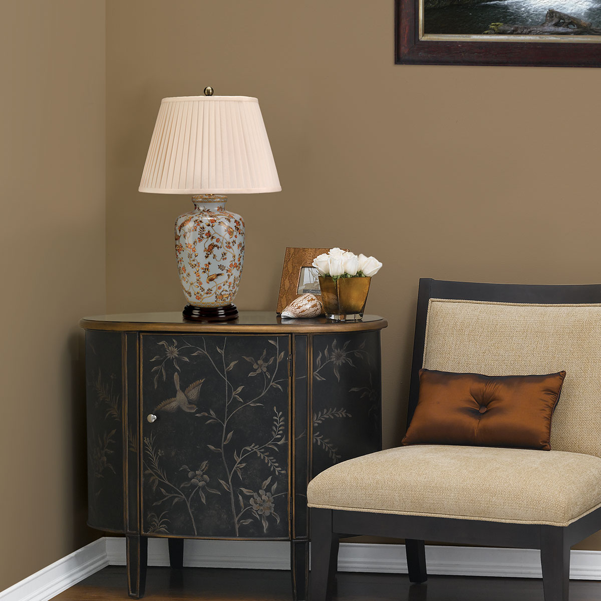 Gold Birds 65cm Monivärinen pöytävalaisin valmistajalta Elstead Lighting - Gold Birds on tyylikäs pöytävalaisin, jossa on klassisia muotoja ja kullanvärisiä yksityiskohtia.