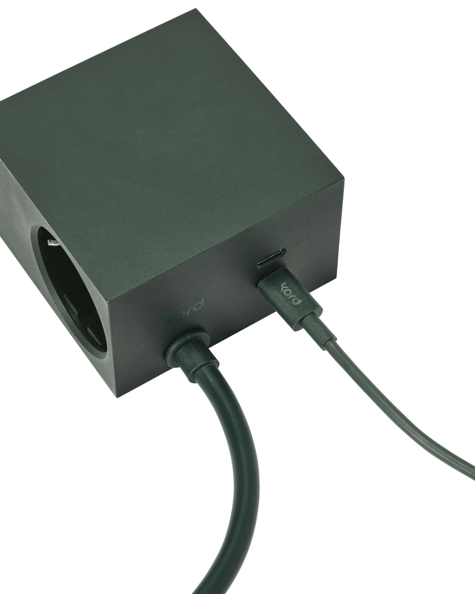 USB-C – USB-C Tummanvihreä valmistajalta Kord - Elegantti ratkaisu, joka yhdist&auml;&auml; muotoilun ja toimivuuden.