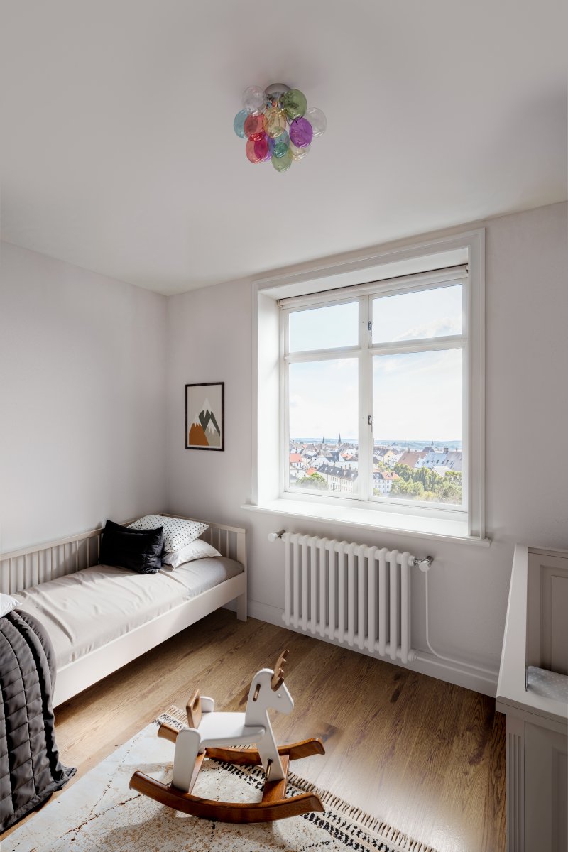 Gross Ø30 Monivärinen plafondi valmistajalta By Rydéns - Gross-perheeseen on tullut uusi j&auml;sen moniv&auml;risen lasin muodossa.