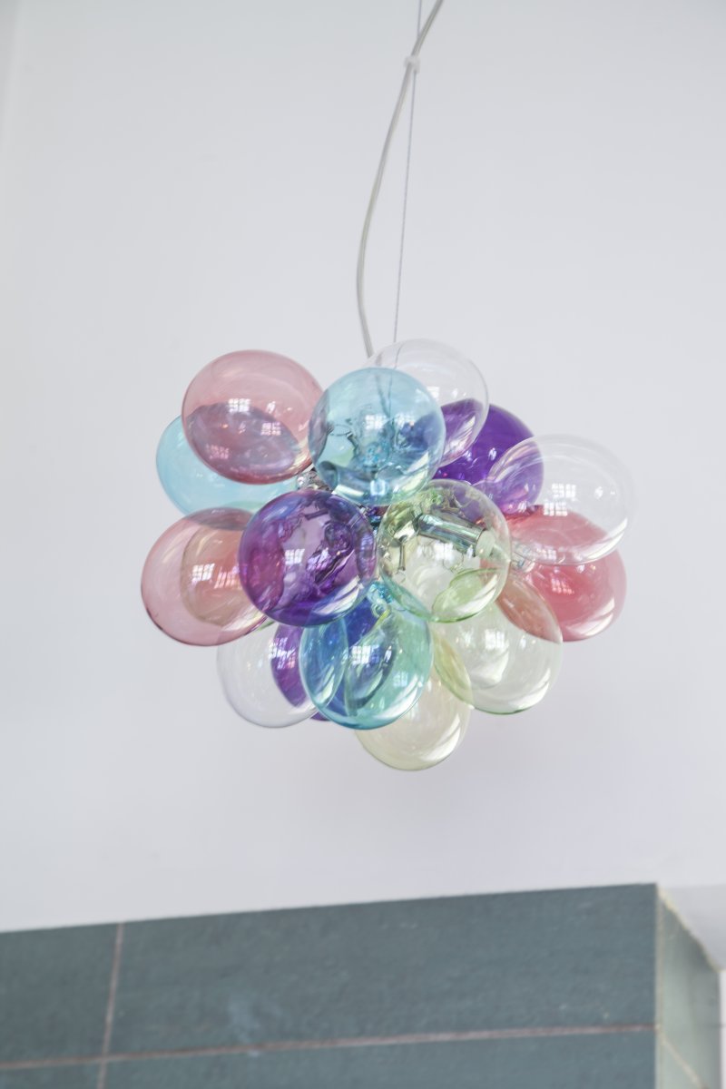 Gross Ø30 Monivärinen kattovalaisin valmistajalta By Rydéns - Kuten nimest&auml; voi p&auml;&auml;tell&auml;, t&auml;m&auml; on pienempi variantti Gross-kattovalaisimista, jonka halkaisija on 30 senttimetri&auml;.