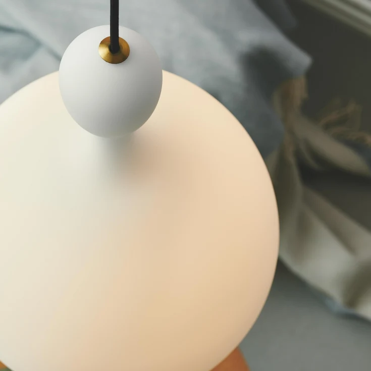 Dueodde Ø18 Opaali kattovalaisin valmistajalta Halo Design - Suunnittelun inspiraation l&auml;hteen&auml; on tiimalasi, hurmaava esine, jonka hiekka on aikoinaan otettu Dueodden rannalta Bornholmista Tanskasta.