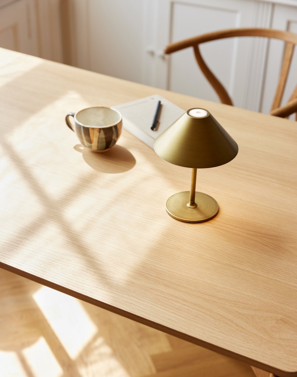 Hygge 25cm Antiikki messinki Siirrettävä valmistajalta Halo Design - Hygge on kannettava p&ouml;yt&auml;valaisin, jossa on moderni muotoilu ja valmistettu metallista.