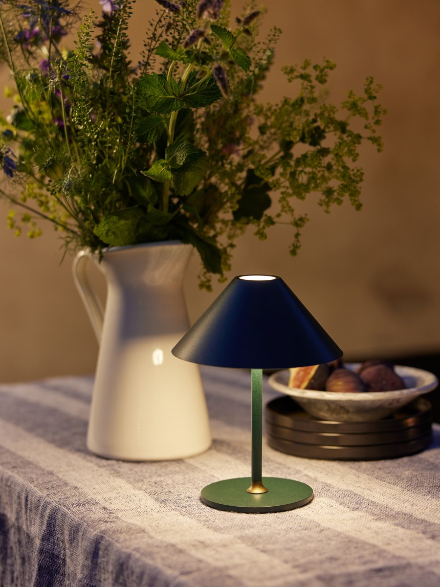 Hygge 20cm Vihreä Siirrettävä valmistajalta Halo Design - Hygge on kannettava pöytävalaisin, jossa on moderni muotoilu ja valmistettu metallista.
