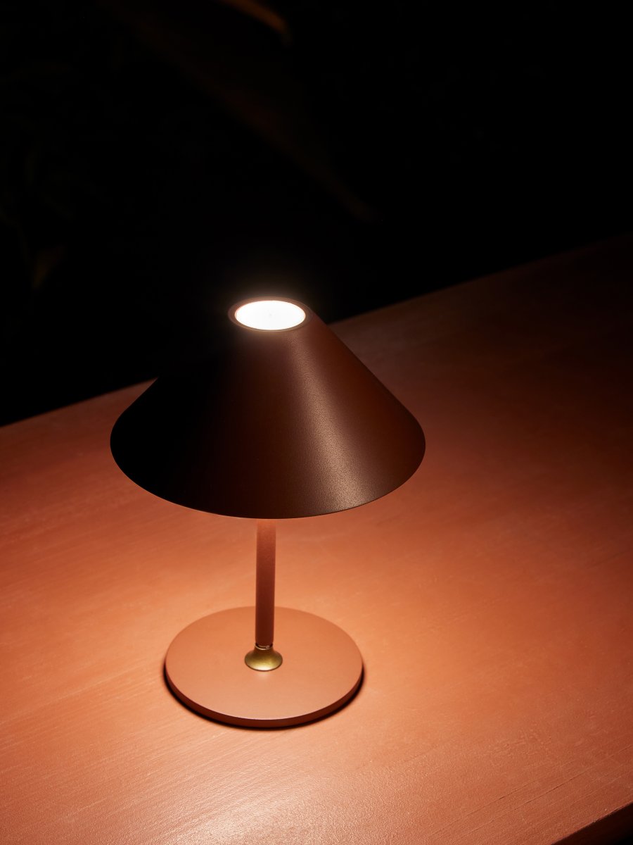 Hygge 20cm Kastanjanruskea Siirrettävä valmistajalta Halo Design - Hygge on kannettava pöytävalaisin, jossa on moderni muotoilu ja valmistettu metallista.