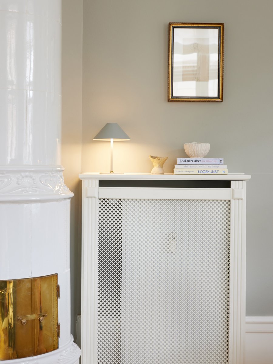 Hygge 20cm Lämmin harmaa Siirrettävä valmistajalta Halo Design - Hygge on kannettava pöytävalaisin, jossa on moderni muotoilu ja valmistettu metallista.