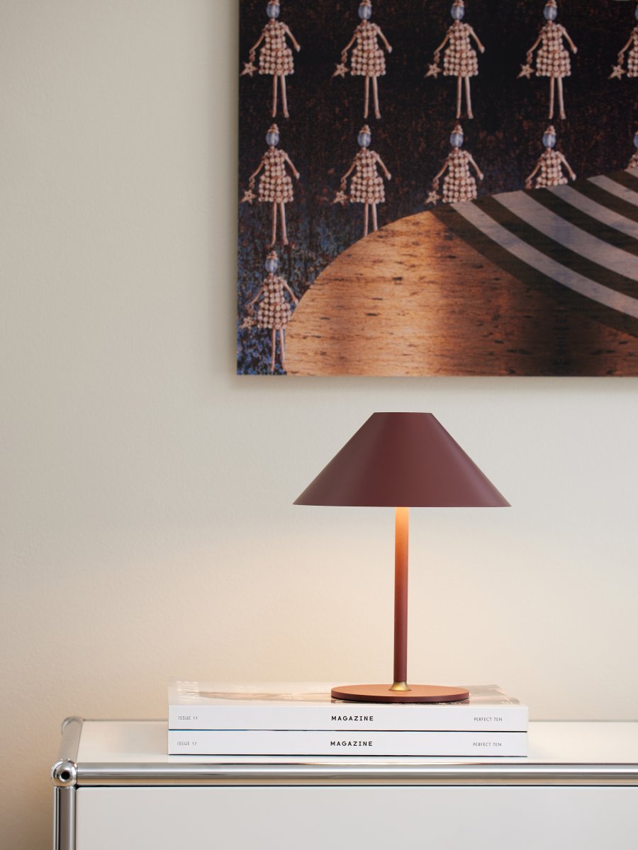 Hygge 20cm Kastanjanruskea Siirrettävä valmistajalta Halo Design - Hygge on kannettava pöytävalaisin, jossa on moderni muotoilu ja valmistettu metallista.
