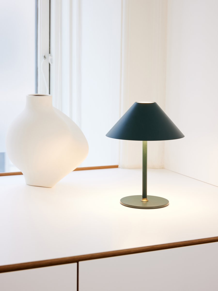 Hygge 20cm Vihreä Siirrettävä valmistajalta Halo Design - Hygge on kannettava pöytävalaisin, jossa on moderni muotoilu ja valmistettu metallista.