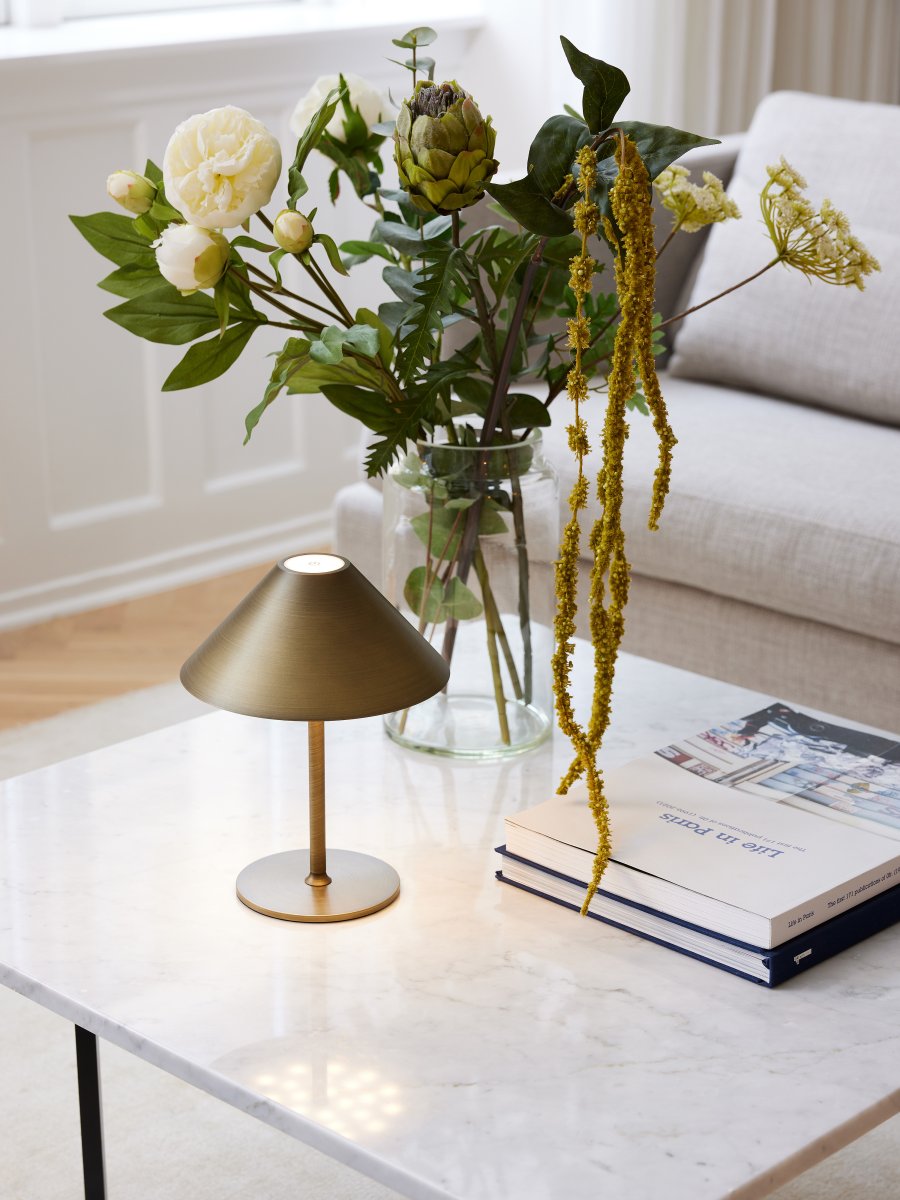 Hygge 20cm Antiikki messinki Siirrettävä valmistajalta Halo Design - Hygge on kannettava pöytävalaisin, jossa on moderni muotoilu ja valmistettu metallista.