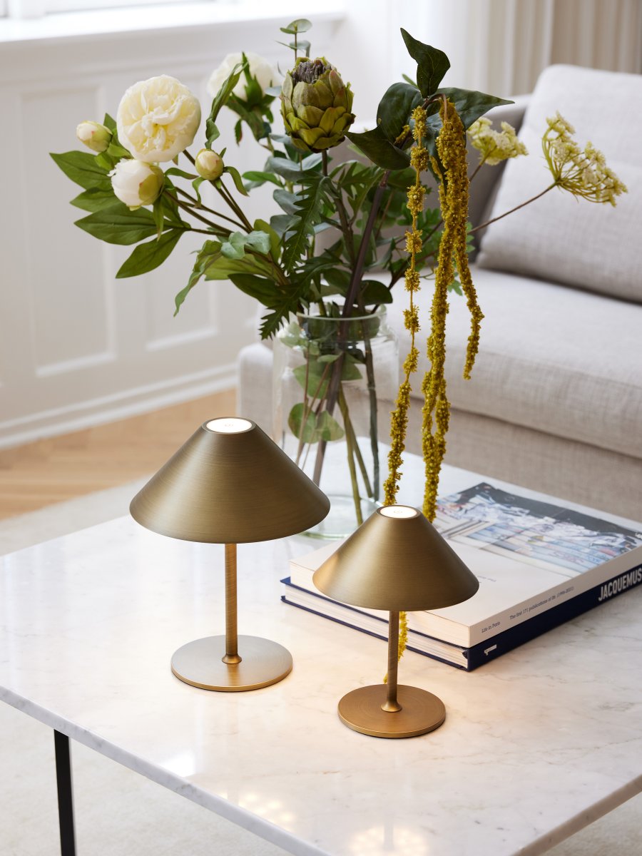 Hygge 20cm Antiikki messinki Siirrettävä valmistajalta Halo Design - Hygge on kannettava pöytävalaisin, jossa on moderni muotoilu ja valmistettu metallista.