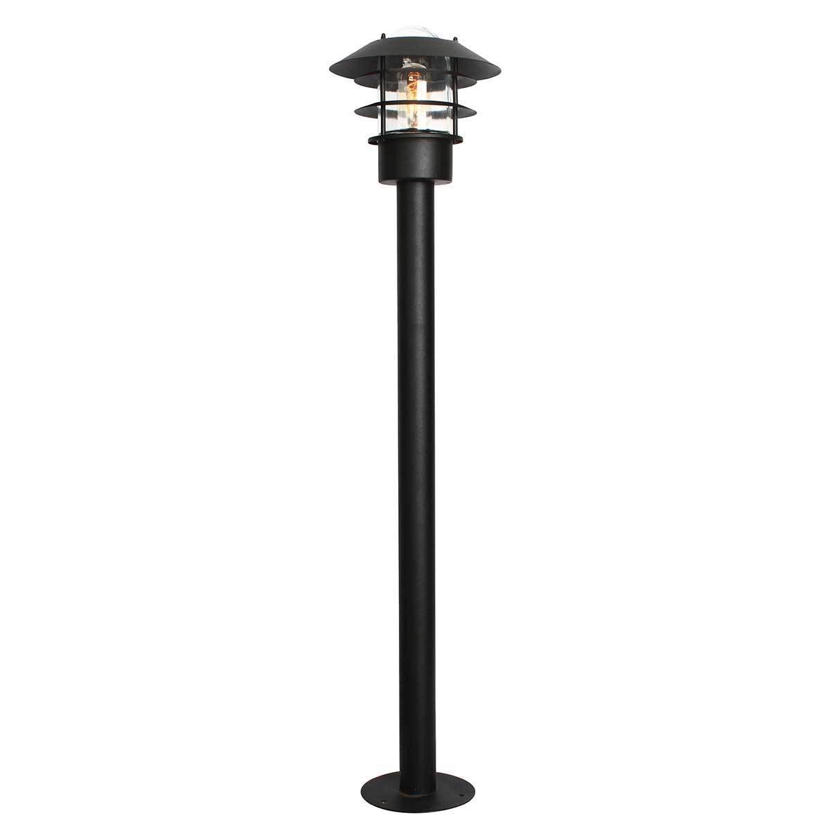 Helsingor 100cm Musta pylväsvalaisimet valmistajalta Elstead Lighting - Tillverkad av rostfritt st&aring;l i svart finish och glas, erbjuder den en slitstark och v&auml;derbest&auml;ndig konstruktion som &auml;r perfekt vid uppfarter, entr&eacute;er eller tr&auml;dg&aring;rdsg&aring;ngar.