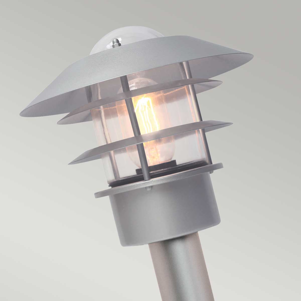 Helsingor 100cm Hopea pylväsvalaisimet valmistajalta Elstead Lighting - Tillverkad av rostfritt st&aring;l i silverfinish och glas, erbjuder den en slitstark och v&auml;derbest&auml;ndig konstruktion som &auml;r perfekt vid uppfarter, entr&eacute;er eller tr&auml;dg&aring;rdsg&aring;ngar.