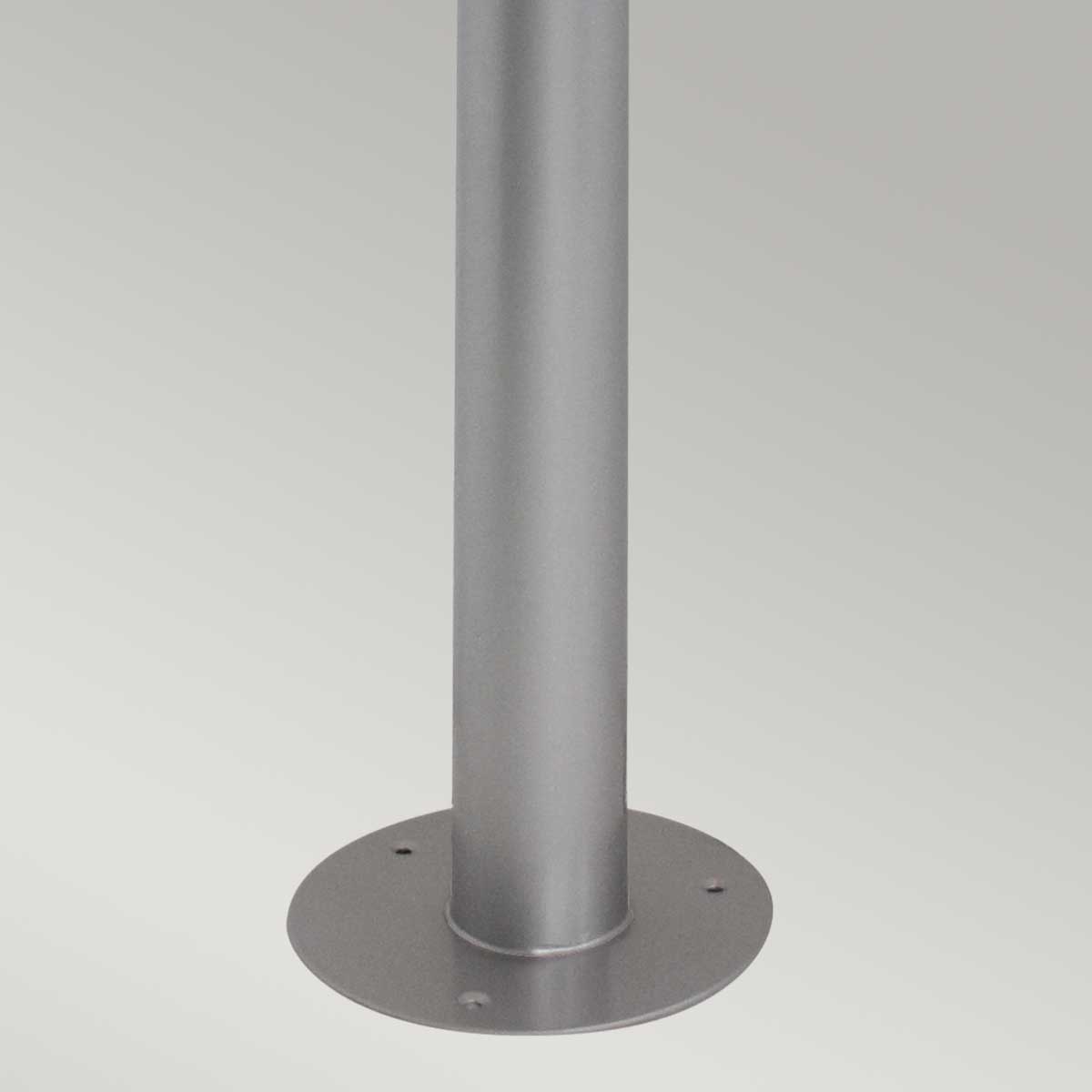 Helsingor 100cm Hopea pylväsvalaisimet valmistajalta Elstead Lighting - Tillverkad av rostfritt st&aring;l i silverfinish och glas, erbjuder den en slitstark och v&auml;derbest&auml;ndig konstruktion som &auml;r perfekt vid uppfarter, entr&eacute;er eller tr&auml;dg&aring;rdsg&aring;ngar.