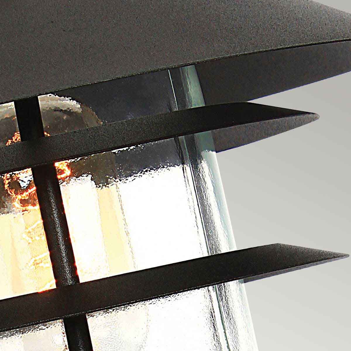 Helsingor 30cm Musta valmistajalta Elstead Lighting - Tillverkad av rostfritt st&aring;l i svart finish och glas, erbjuder den en slitstark och v&auml;derbest&auml;ndig konstruktion som &auml;r perfekt f&ouml;r entr&eacute;er, tr&auml;dg&aring;rdsg&aring;ngar och uteplatser.