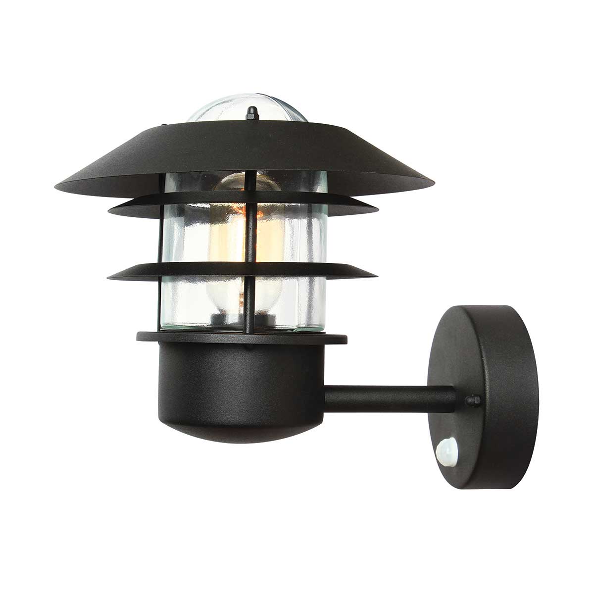 Helsingor PIR Ø22 Musta ulkovalo valmistajalta Elstead Lighting - Tillverkad av rostfritt st&aring;l i svart finish och glas, erbjuder den en robust och v&auml;derbest&auml;ndig konstruktion som &auml;r perfekt f&ouml;r fasader, entr&eacute;er och uteplatser.