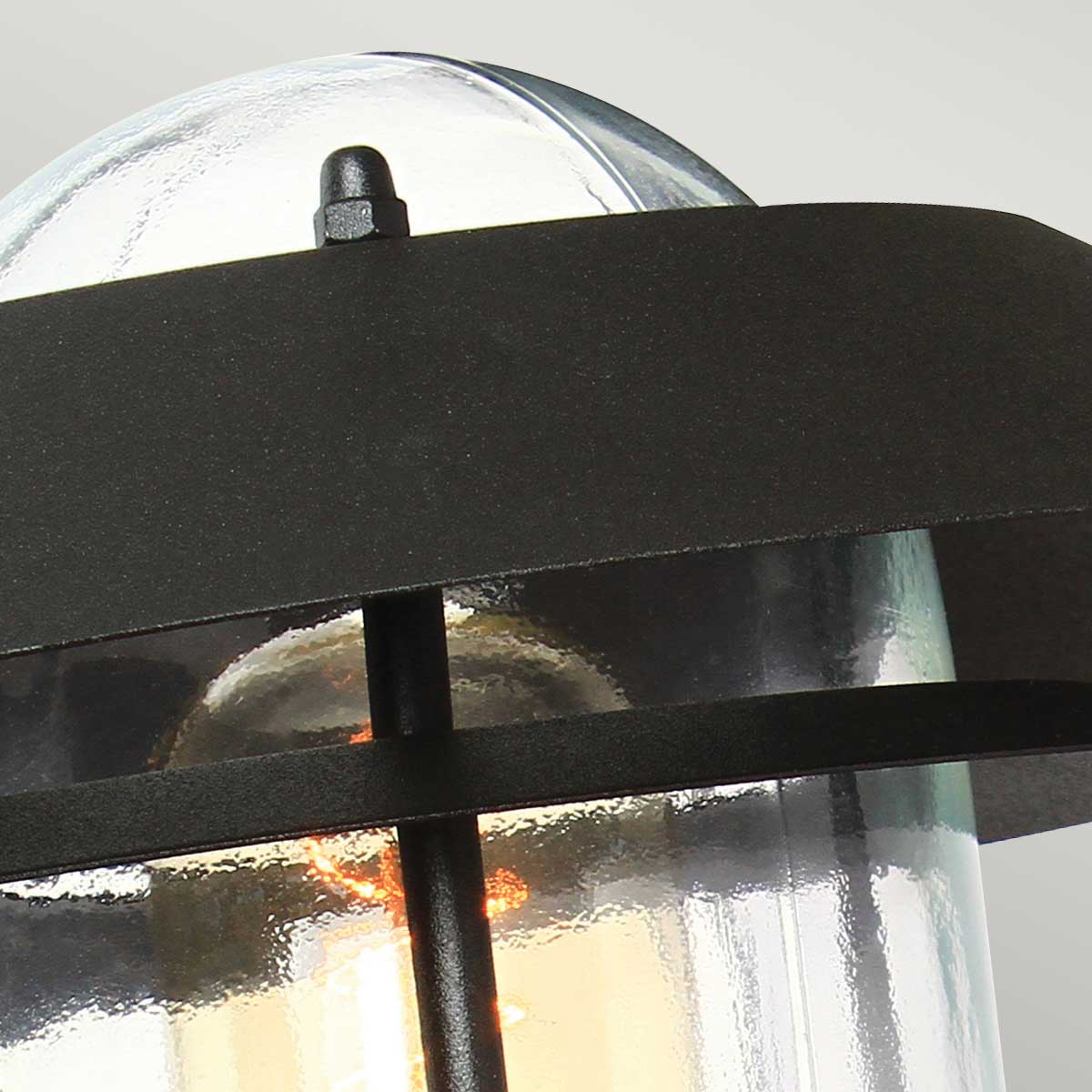 Helsingor PIR Ø22 Musta ulkovalo valmistajalta Elstead Lighting - Tillverkad av rostfritt st&aring;l i svart finish och glas, erbjuder den en robust och v&auml;derbest&auml;ndig konstruktion som &auml;r perfekt f&ouml;r fasader, entr&eacute;er och uteplatser.