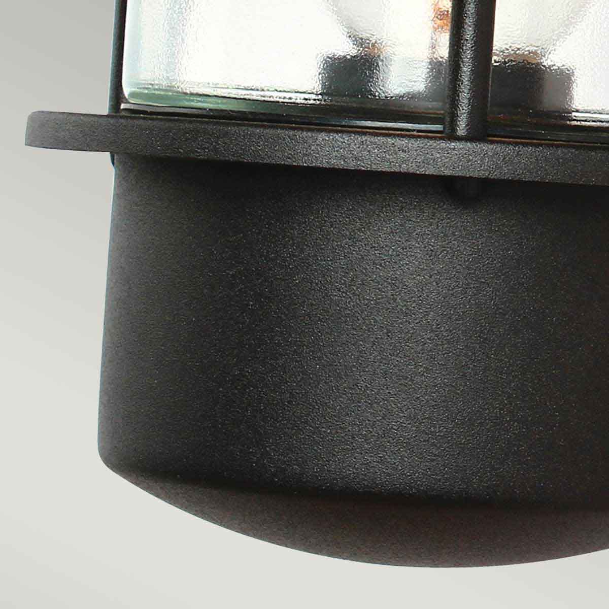Helsingor PIR Ø22 Musta ulkovalo valmistajalta Elstead Lighting - Tillverkad av rostfritt st&aring;l i svart finish och glas, erbjuder den en robust och v&auml;derbest&auml;ndig konstruktion som &auml;r perfekt f&ouml;r fasader, entr&eacute;er och uteplatser.